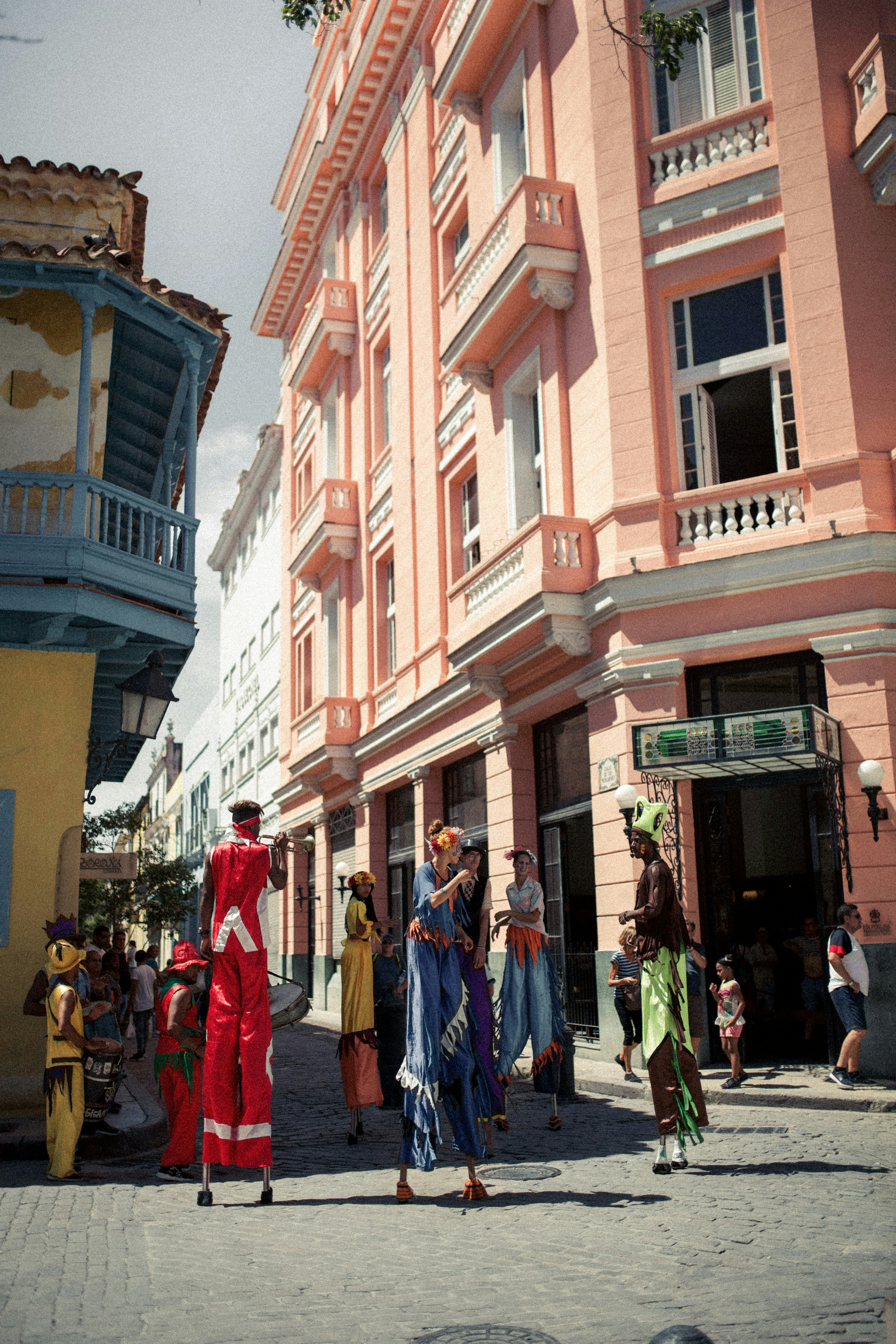 turismo local calles de cuba pasacalle de Santeria personas en diferentes colores