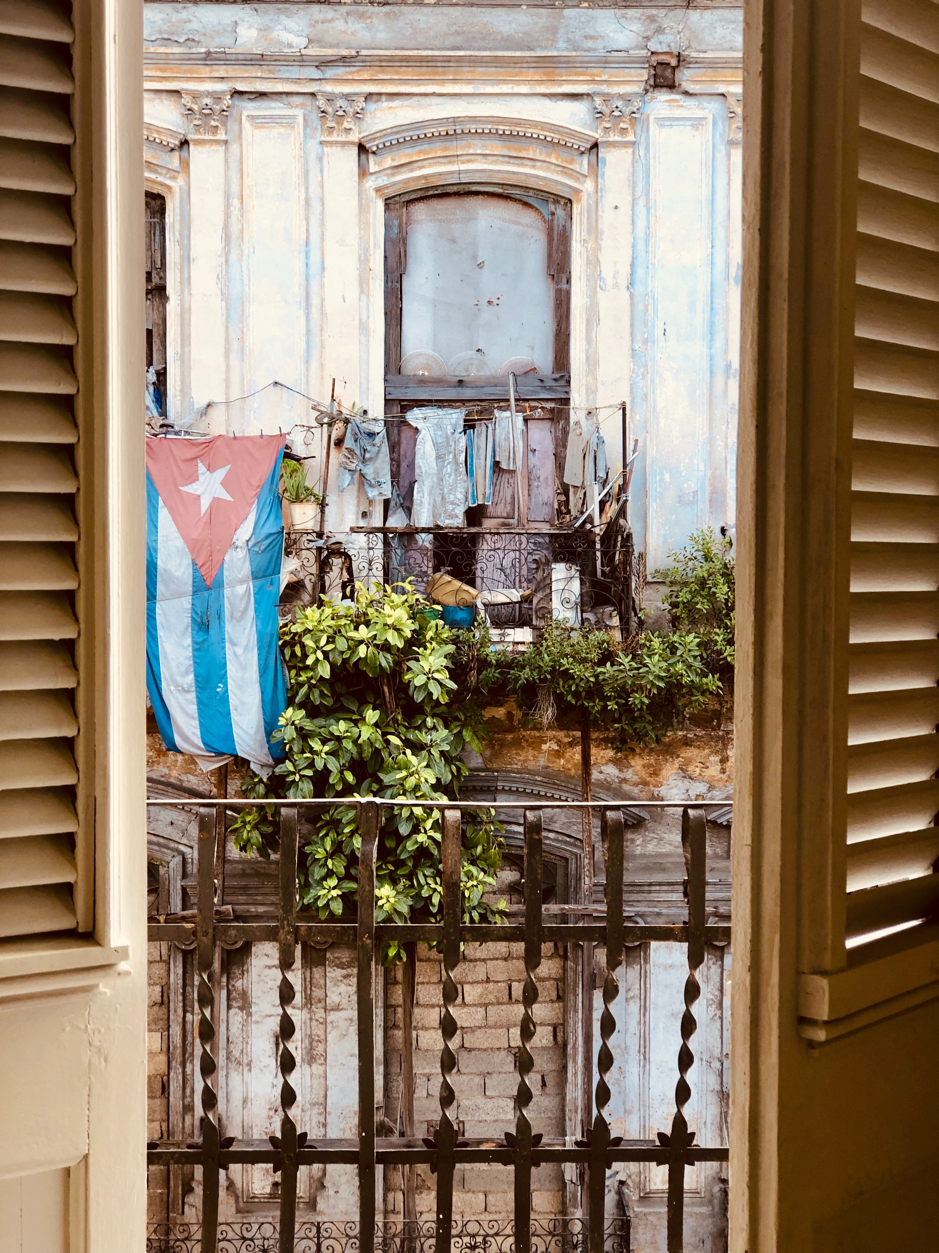 balcon casa particular turismo local bandera cubana